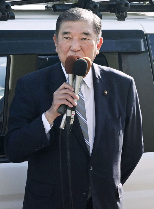 島根県奥出雲町で街頭演説する自民党の石破元幹事長＝19日午後