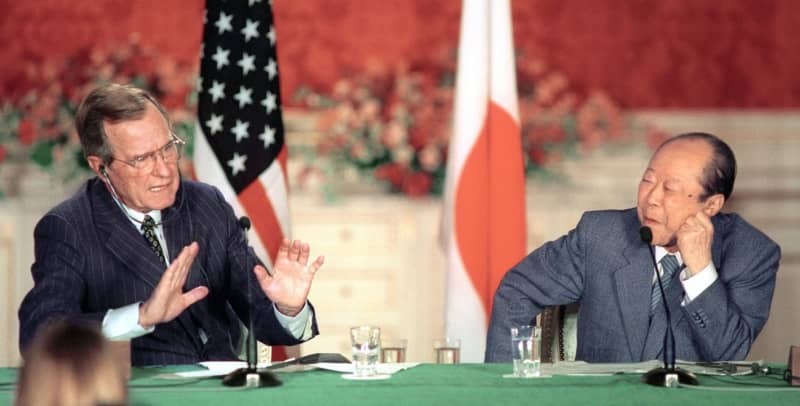 共同記者会見する宮沢喜一首相（右）とブッシュ（父）米大統領＝１９９２年１月、東京・元赤坂の迎賓館