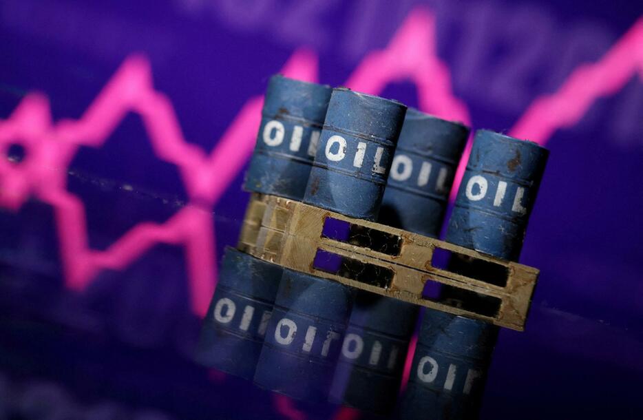 原油容器のミニチュア＝1月（ロイター＝共同）