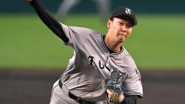 投打に活躍をみせた巨人の山崎伊織投手(写真：時事)