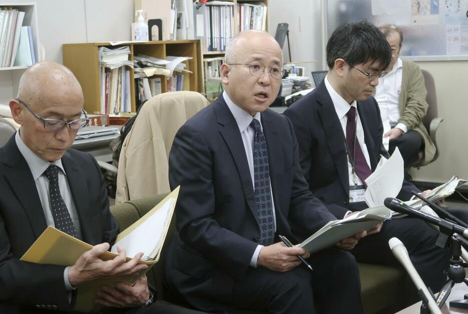 付属小でいじめがあったと発表する国立奈良教育大の宮下俊也学長（中央）ら＝9日午後、奈良市