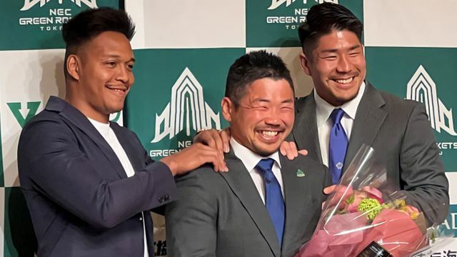 ラグビー田中史朗選手(中)の引退会見にサプライズ登場した松島幸太朗選手(左)と松田力也選手(右)