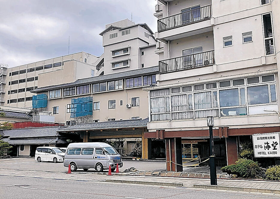 外壁の修繕に着手したホテル海望＝七尾市和倉温泉