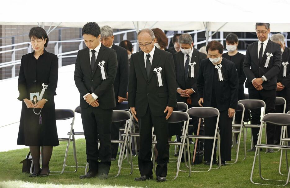 熊本地震の追悼式で黙とうする遺族ら＝14日午前、県庁
