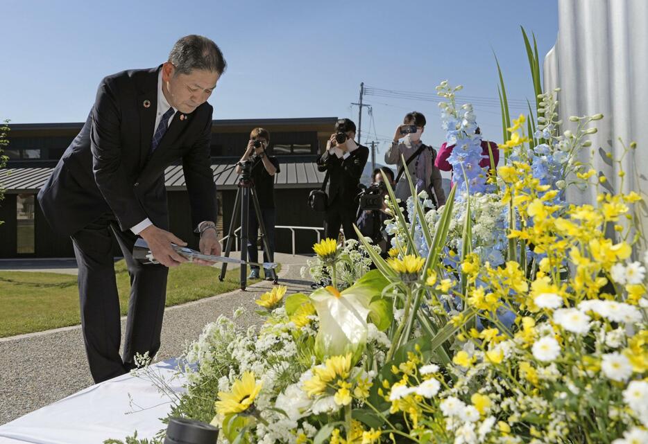 熊本地震の「前震」から8年となり、震災記念公園で献花する熊本県益城町の西村博則町長＝14日午前、益城町