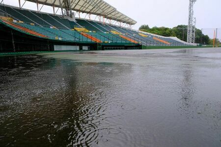 雨で水たまりができた沖縄セルラースタジアム那覇のグラウンド＝６日午前