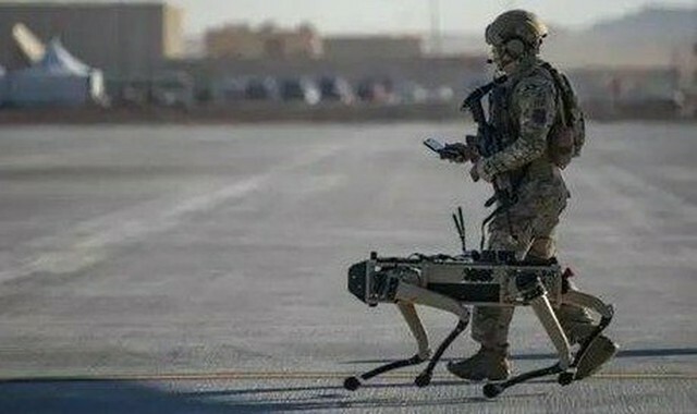 米空軍の訓練に投入されたロボット軍犬（米空軍提供）＝（聯合ニュース）≪転載・転用禁止≫