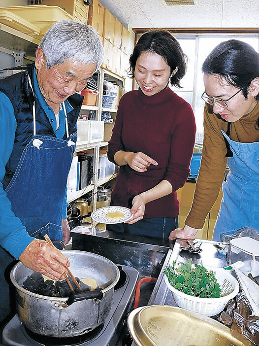 タケノコ料理を味見する（右から）髙野さん、浜口さん、小坂さん＝金沢市内川公民館