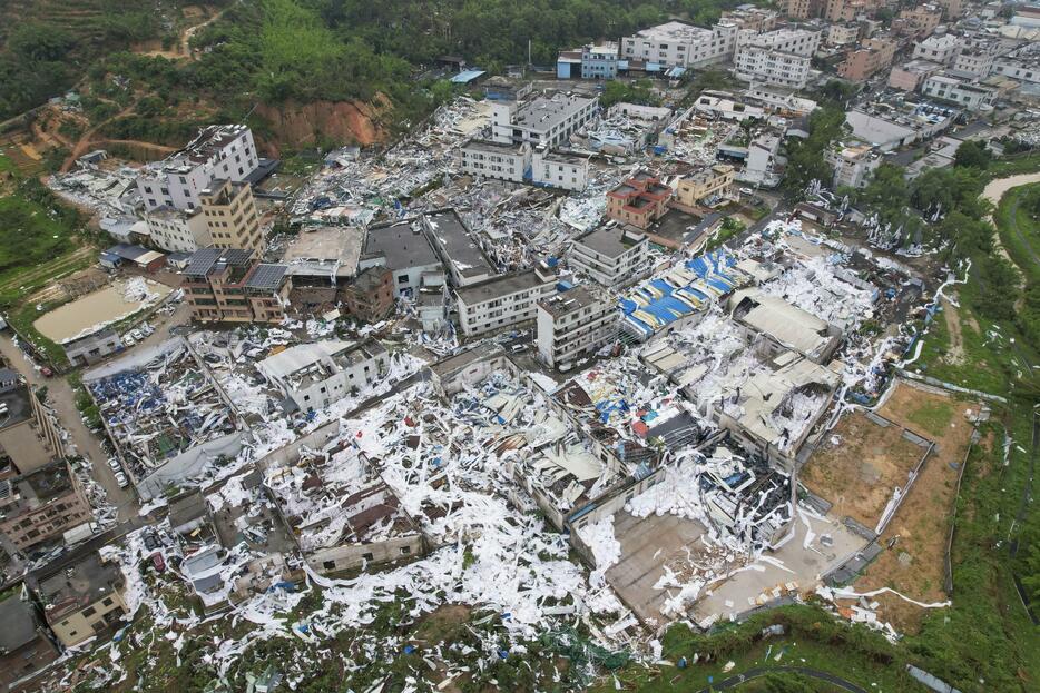 竜巻の影響で損壊した建物＝28日、中国広東省広州市白雲区（共同）