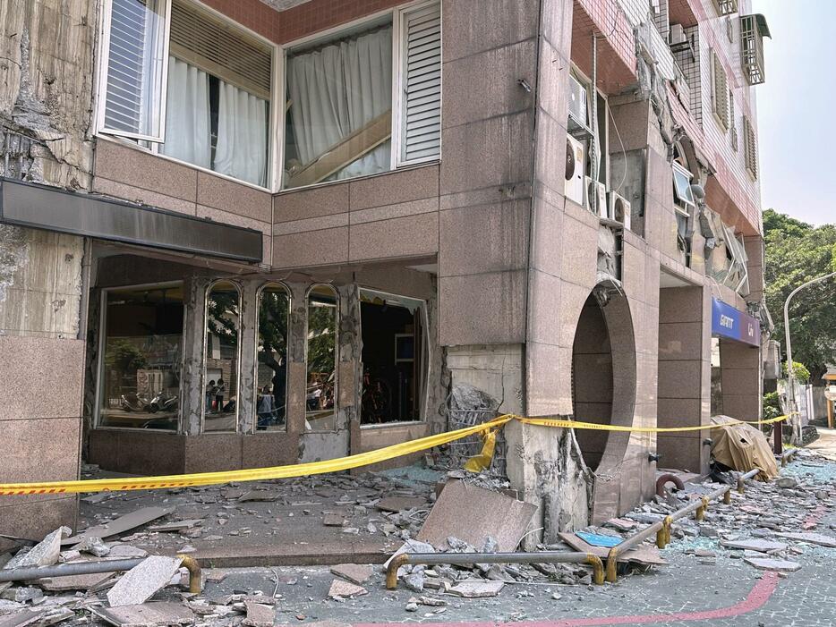 台湾東部沖地震で損壊し、住民が居住できなくなったマンション＝4日、台湾東部・花蓮（共同）