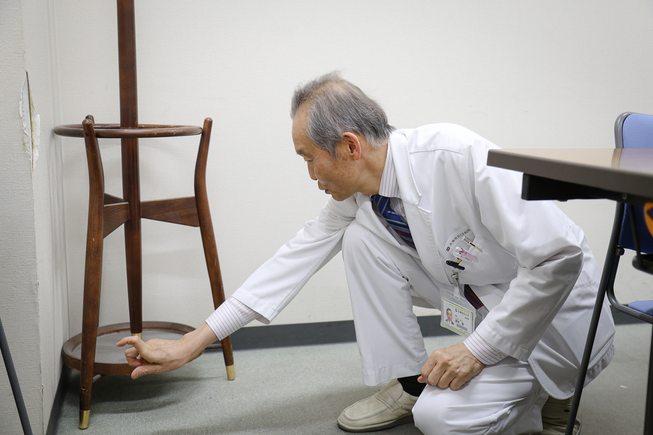 殺虫剤による駆除の仕方を実演する夏秋さん