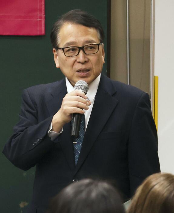 浜松市で講演する、袴田巌さんの再審開始を決定した静岡地裁で裁判長を務めた村山浩昭氏＝20日午後