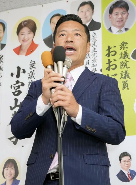 衆院長崎3区補欠選挙で当選を確実にし、支持者らにあいさつする山田勝彦氏＝28日夜、長崎県大村市