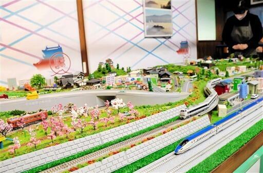 北陸新幹線などさまざまな鉄道の沿線風景を再現したジオラマ=福井県大野市の平成大野屋二階蔵