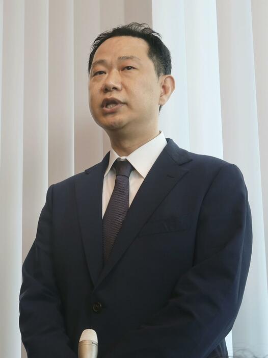 和歌山県町村会から次期衆院選への出馬要請を受け、取材に応じる二階自民党元幹事長の三男伸康氏＝24日午前、印南町