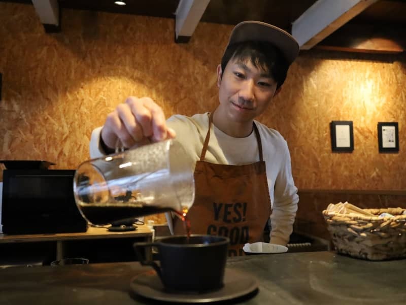 高知県いの町の商店街で隊員の傍ら、副業としてコーヒー店を営む浮木大智さん＝２０２３年１２月、高知県いの町