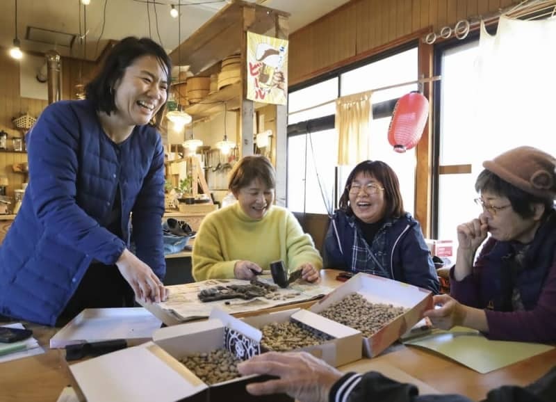 高知県日高村で地元住民たちと話す小野加央里さん（左端）＝２０２４年２月