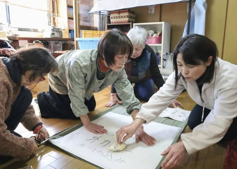 高知県越知町で、「お母さん」と呼ぶ地元女性たちと山椒の種を使った枕を作る清水香さん（右）＝２０２４年１月