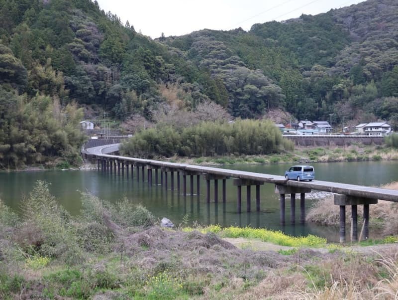 高知県日高村と同県いの町を結ぶ住民の生活道として大切にされてきた名越屋沈下橋＝２０２４年３月、高知県いの町