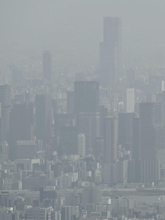 3月30日、黄砂が観測され、かすむ大阪市内。右奥はあべのハルカス