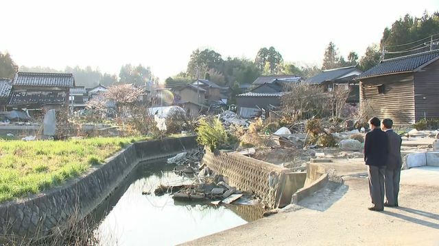 能登町白丸地区で黙とうを捧げられる両陛下