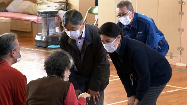 能登町の避難所を見舞われる両陛下