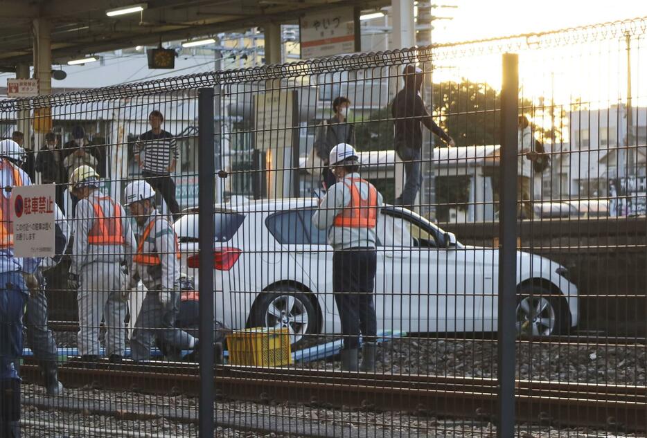 JR焼津駅の線路に進入した乗用車＝1日午後5時57分、静岡県焼津市