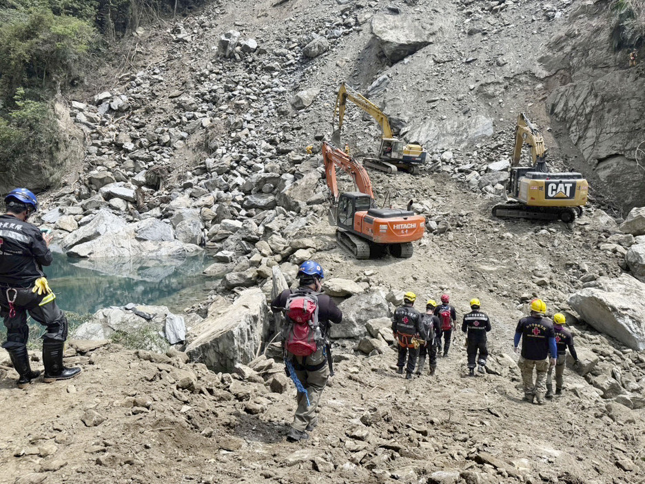 台湾東部沖地震で被害を受けた山間部で行方不明者の捜索活動を行う救助隊員ら＝10日、台湾東部・花蓮（中央通信社＝共同）