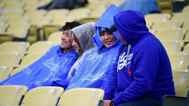 雨の中、試合開始を待つドジャースファン(写真：USA TODAY Sports/ロイター/アフロ)