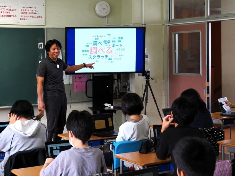 授業をする古矢岳史先生＝２０２３年１０月、三根小学校