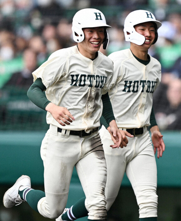 【報徳学園－健大高崎】一回表報徳学園2死一、二塁、安井の適時二塁打で生還し、笑顔でベンチに戻る福留（左）と西村＝阪神甲子園球場で2024年3月31日、三浦研吾撮影