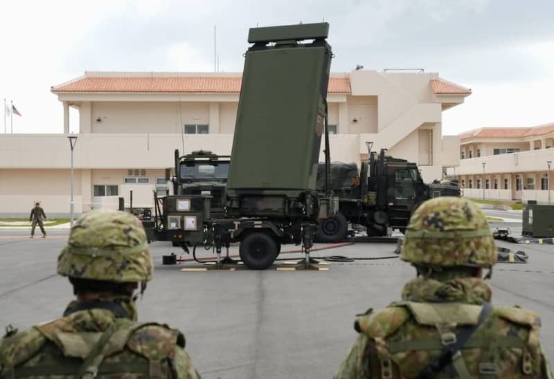 陸上自衛隊石垣駐屯地に展開した、米軍の対空レーダーを見つめる陸自隊員ら＝２０２３年１０月、沖縄県・石垣島