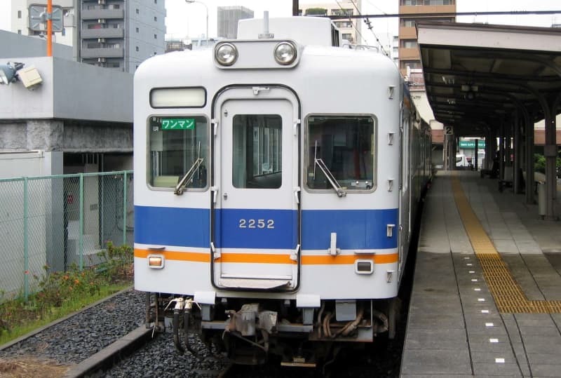 汐見橋駅で撮影した「２２５２」が「２２００８」になった。貫通扉の増結用「幌枠」は受け継がれており、いいアクセントになっている