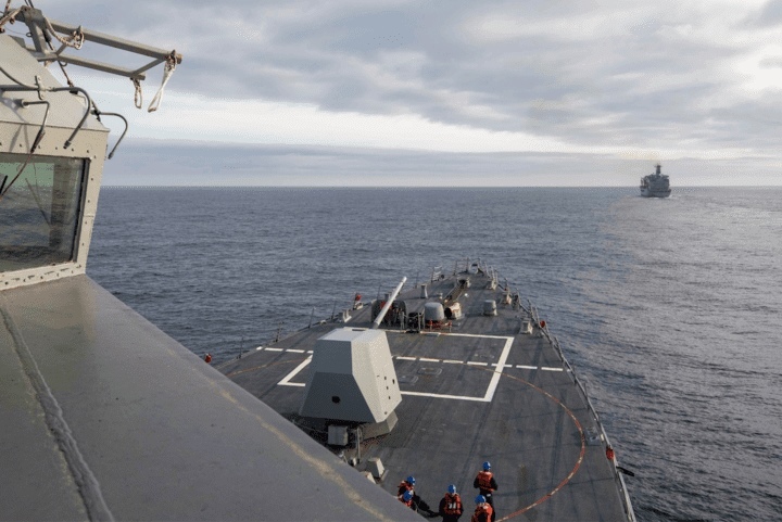 新型ミサイルは米軍艦船に配備され、飛んでくる弾道ミサイルを撃ち落とす（写真は3月30日、フィリピン海で演習に参加する米海軍のミサイル駆逐艦「ラルフ・ジョンソン」）　US Navy/Liddell