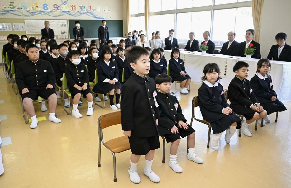 飯田小の入学式で名前を呼ばれて立ち上がる新1年生＝5日午前、石川県珠洲市