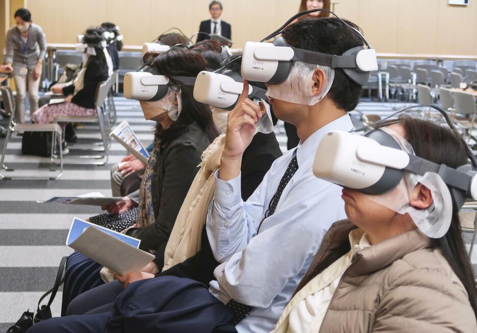 消費者庁が開いた、悪質商法被害を防ぐためのVRによる教材体験会＝11日、東京都千代田区