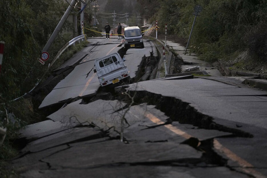 地震で大きく割れた道路＝2024年1月2日、石川県能登町近郊（写真：AP／アフロ）