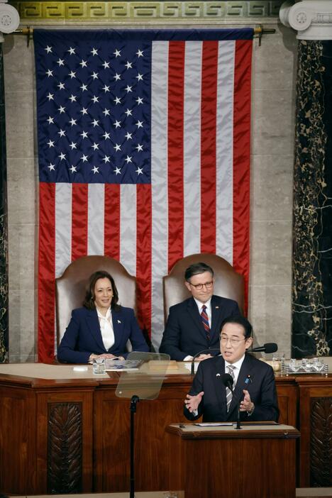 米連邦議会の上下両院合同会議で演説する岸田首相＝11日、ワシントン（共同）