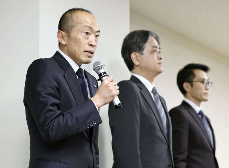 記者会見で謝罪する小林製薬の小林章浩社長（左）ら＝３月２２日、大阪市