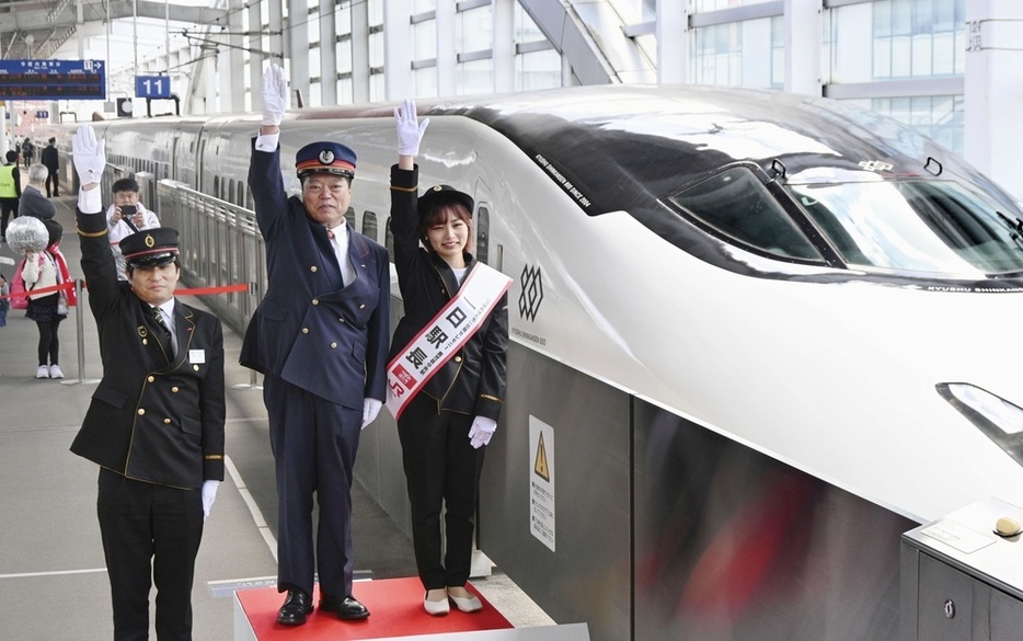 九州新幹線の部分開業から20年を前に、鹿児島中央駅で開かれた記念式典＝2024年3月9日、鹿児島市