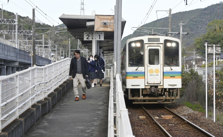 新幹線の部分開業に伴い、JR九州からの経営分離で発足した肥薩おれんじ鉄道＝2024年3月7日、熊本県水俣市の新水俣駅