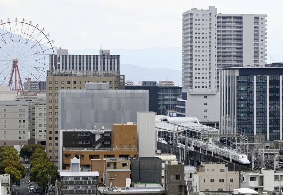 九州新幹線（右下）の部分開業から20年を迎えた鹿児島市＝2024年3月11日