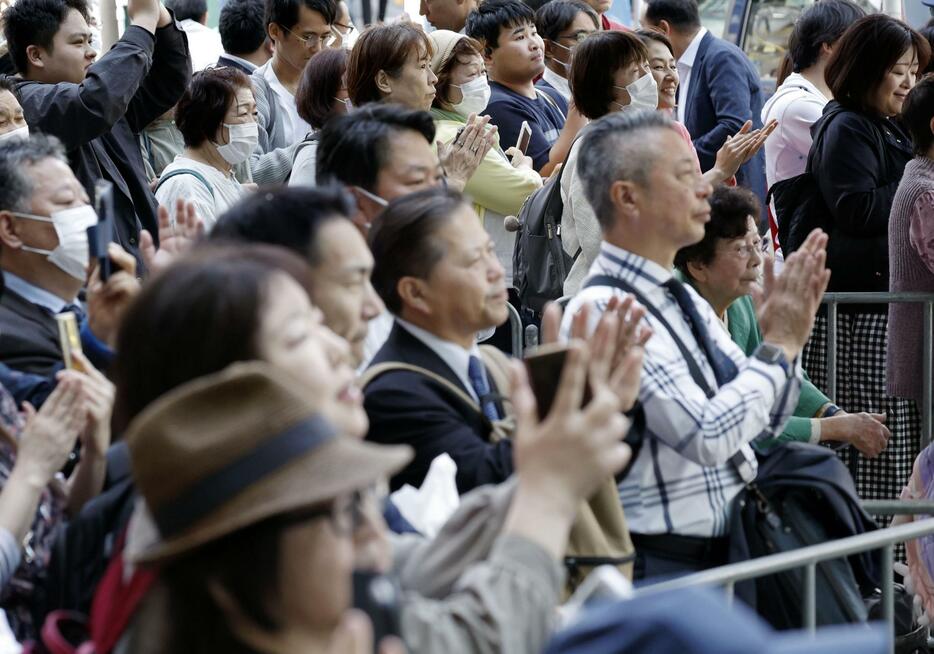 衆院東京15区の補欠選挙が告示され、候補者の街頭演説に集まった人たち＝16日午前、東京都江東区の亀戸駅前