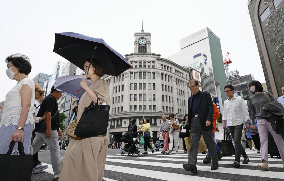 高気圧の影響で東日本から北日本を中心に6～7月並みまで気温が上がり、東京・銀座で日傘を差す人たち＝26日午後