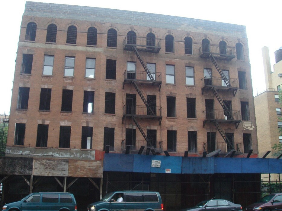 かつてニューヨークのハーレムで放棄されたマンション。治安を悪化させていた