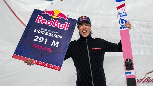 世界新記録を達成した小林陵侑選手（写真：AP/アフロ）