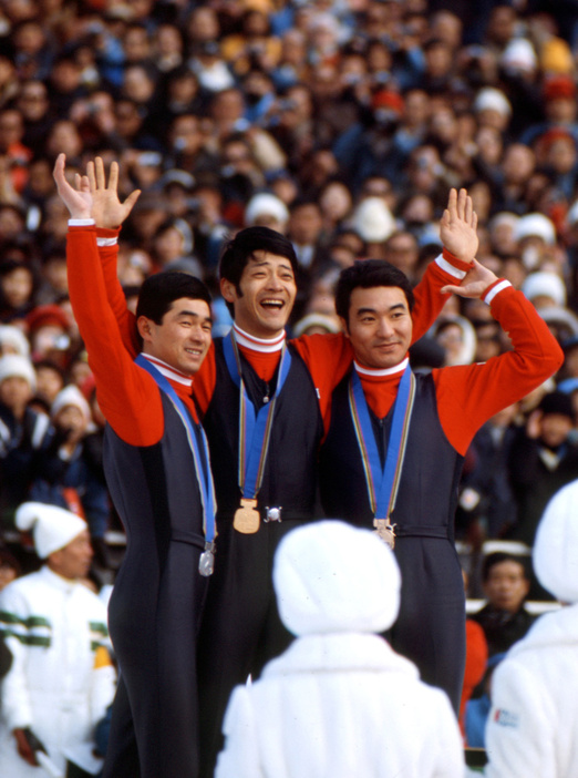 1972年2月、札幌冬季五輪の70メートル級ジャンプで金メダルの笠谷幸生氏（中央）＝宮の森シャンツェ