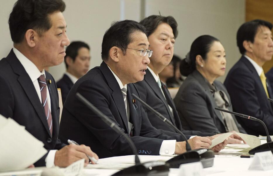 能登半島地震の復旧・復興支援本部会合であいさつする岸田首相（左から2人目）＝23日午前、首相官邸