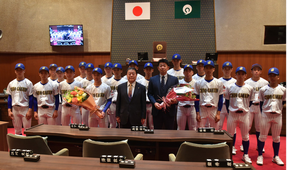 星野順一郎・我孫子市長（前列左から５人目）に甲子園の成績を報告した中央学院の選手たちと相馬幸樹監督（同６人目）＝千葉県我孫子市議会議場で２０２４年４月１２日、高橋努撮影