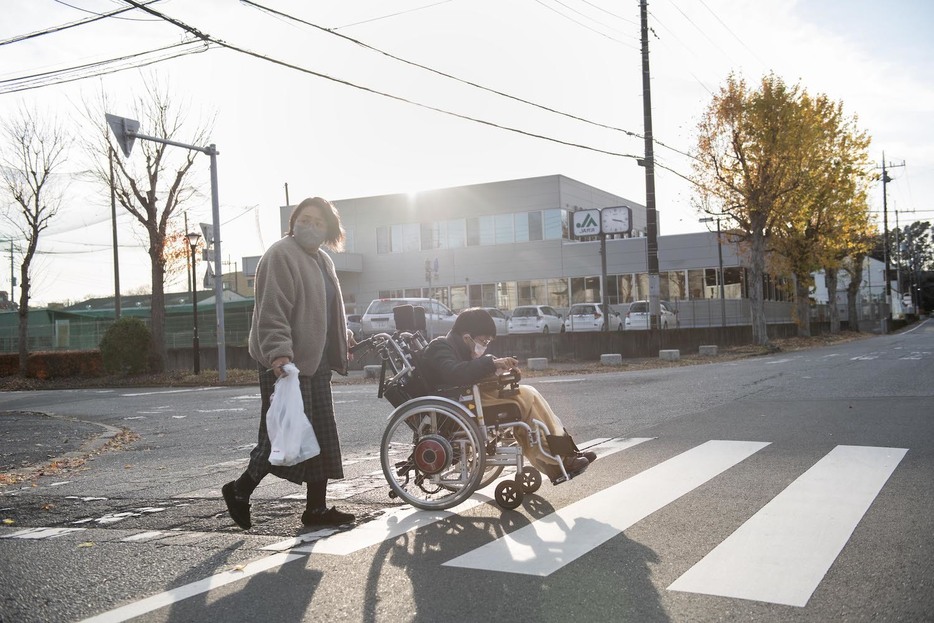 ほにゃらの事務所周辺では車椅子で暮らす人が街を行き交うのも日常風景